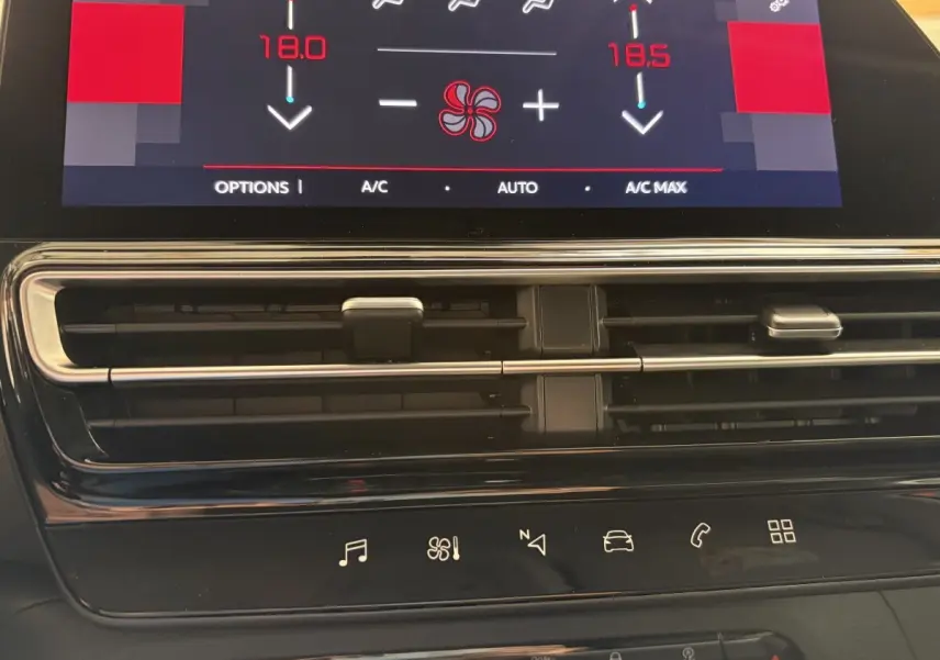 Écran tactile central affichant la climatisation avec réglages de température, sur tableau de bord noir du Citroën C5 Aircross blanc.