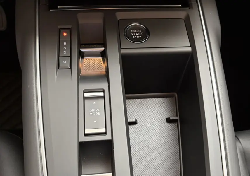 Vue rapprochée de la console centrale noire du Citroën C5 Aircross avec bouton start/stop et commande de boîte automatique.