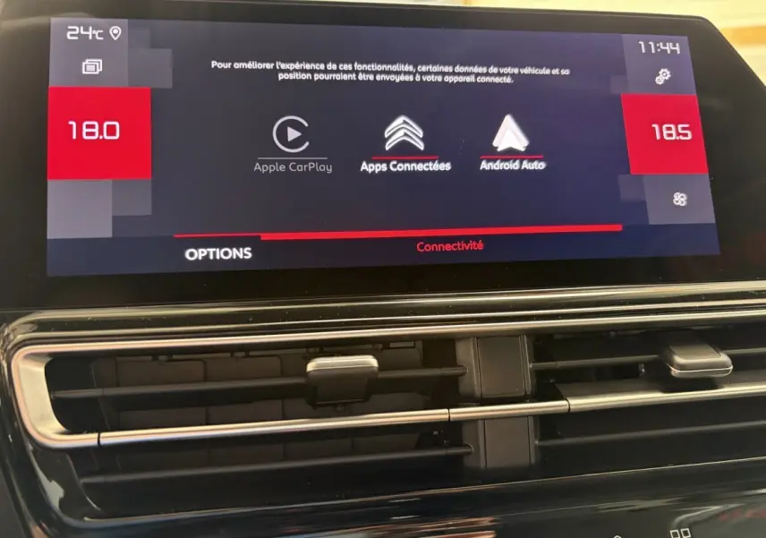 Écran tactile central du tableau de bord du Citroën C5 Aircross blanc, affichant les options Apple CarPlay et Android Auto.