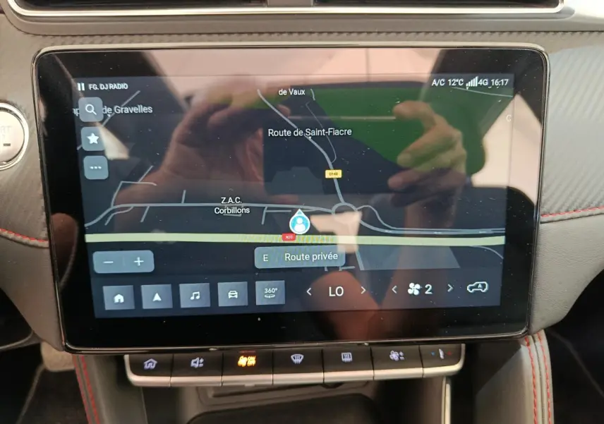 Écran tactile central affichant la navigation 3D dans l'habitacle du MG Motor ZS Luxury noir 2024.