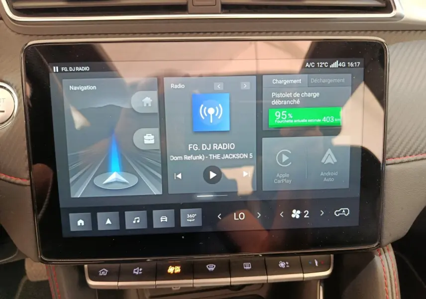 Écran tactile central du tableau de bord du MG Motor ZS Luxury 2024, affichant navigation et charge batterie.
