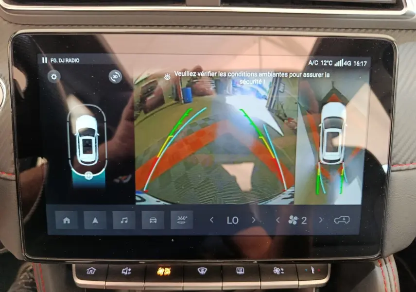 Écran tactile central montrant la caméra 360° du MG Motor ZS Luxury noir, vue arrière et dessus en stationnement.
