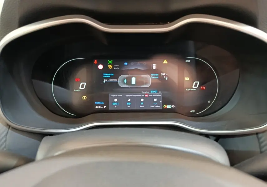 Vue rapprochée du combiné d'instruments numérique du MG ZS Luxury 70kWh 2024, affichage multifonctions allumé.