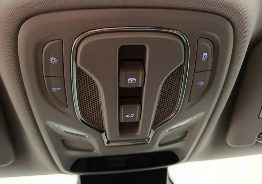 Vue intérieure du plafonnier beige du MG ZS Luxury 2024 avec commandes d’éclairage et toit ouvrant.