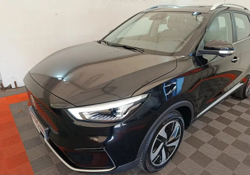 Vue 3/4 avant droite du MG ZS Luxury 70kWh noir, mettant en valeur ses phares LED et jantes stylisées.