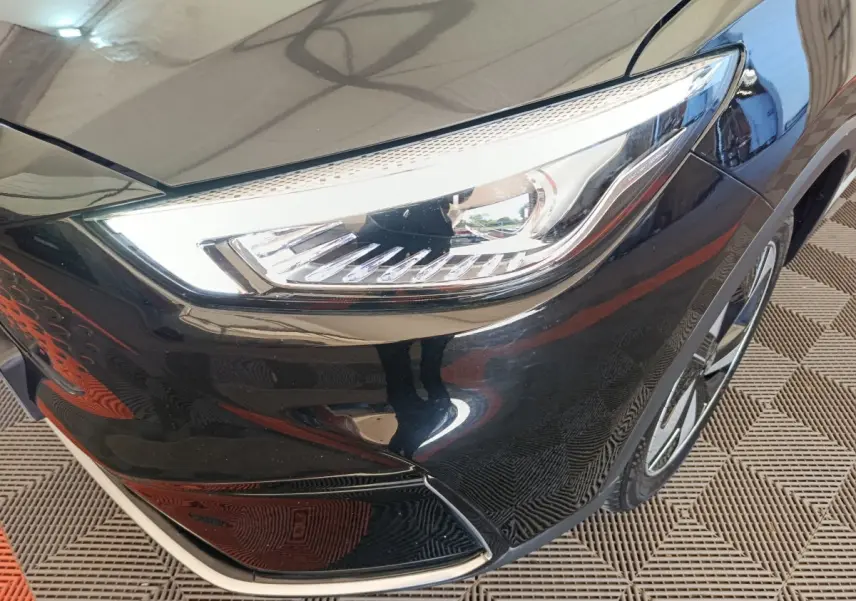 Gros plan sur le phare avant droit du MG Motor ZS Luxury noir 2024, mettant en valeur son design LED moderne.