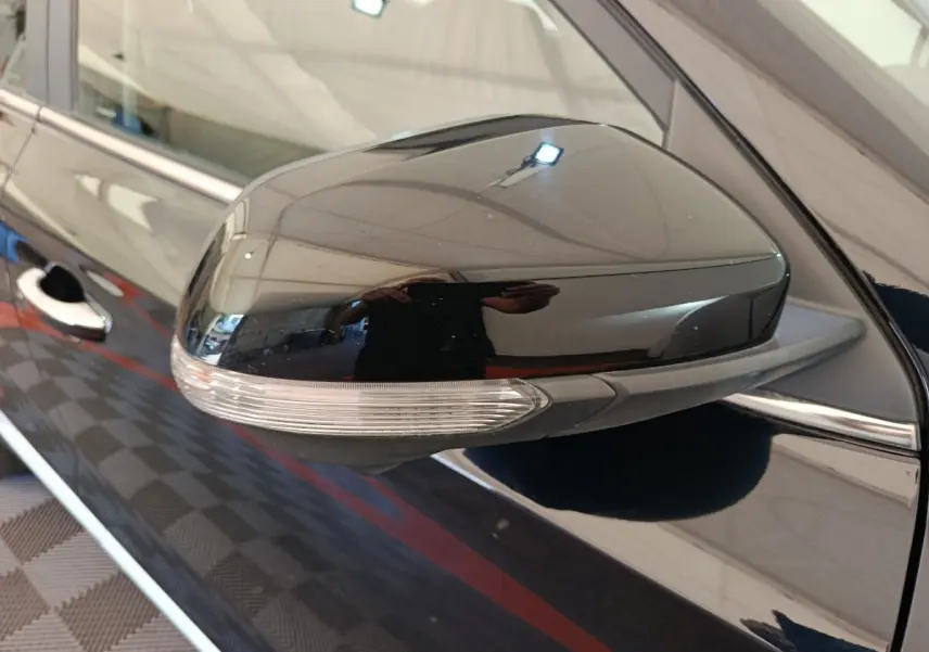 Rétroviseur côté droit noir brillant avec clignotant intégré sur MG Motor ZS Luxury 70kWh 2024.