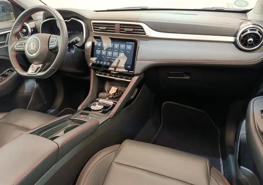 Intérieur noir du MG ZS Luxury 2024 vu côté conducteur, avec volant cuir et écran tactile central.