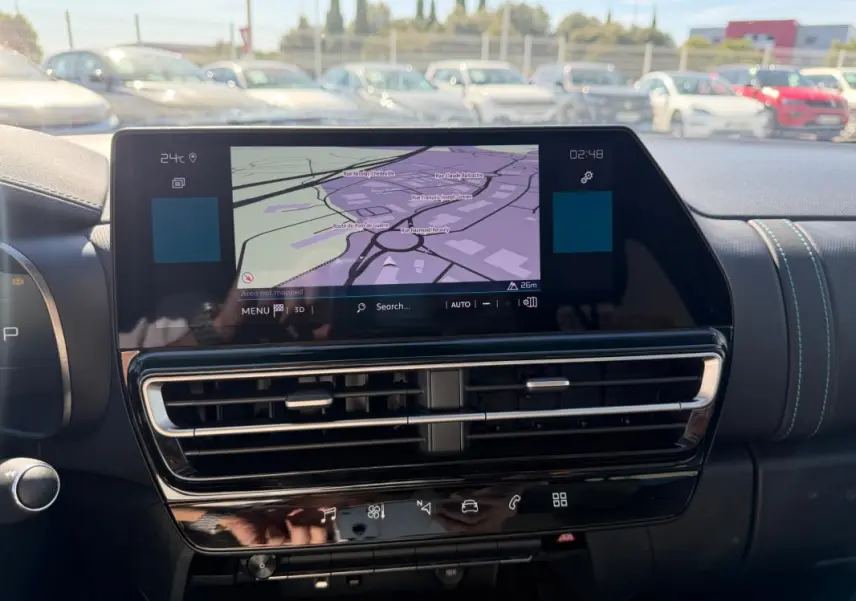 Vue intérieure du tableau de bord du Citroën C5 Aircross noir 2024, avec écran tactile affichant la navigation.