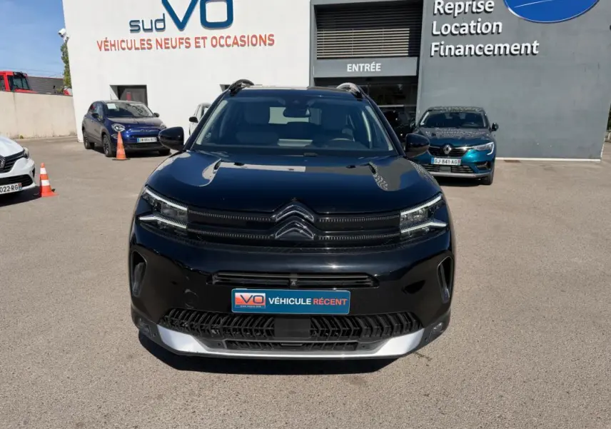 Vue frontale d’un Citroën C5 Aircross hybride noir 2024, avec calandre distinctive et logo double chevron bien visible.