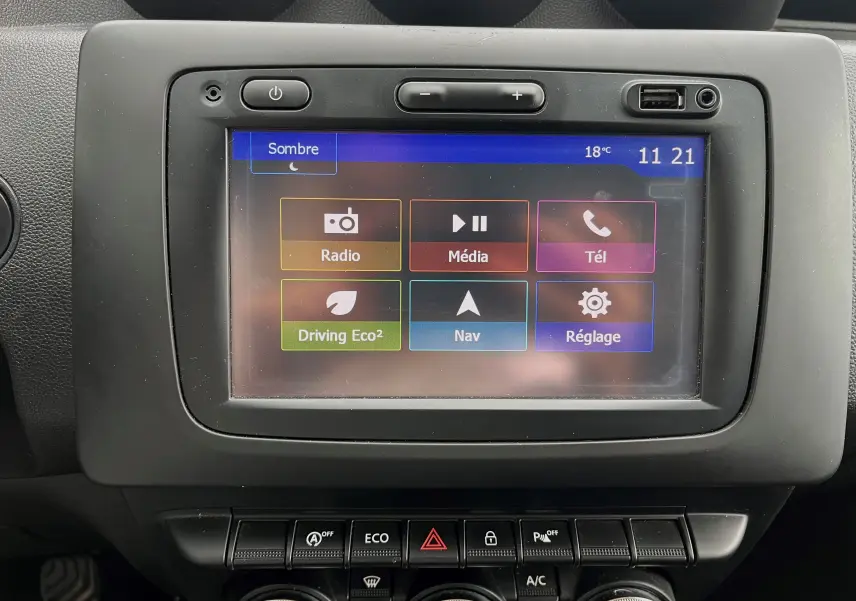 Écran tactile central du Dacia Duster 2018 affichant les options radio, média, téléphone, navigation et réglages.