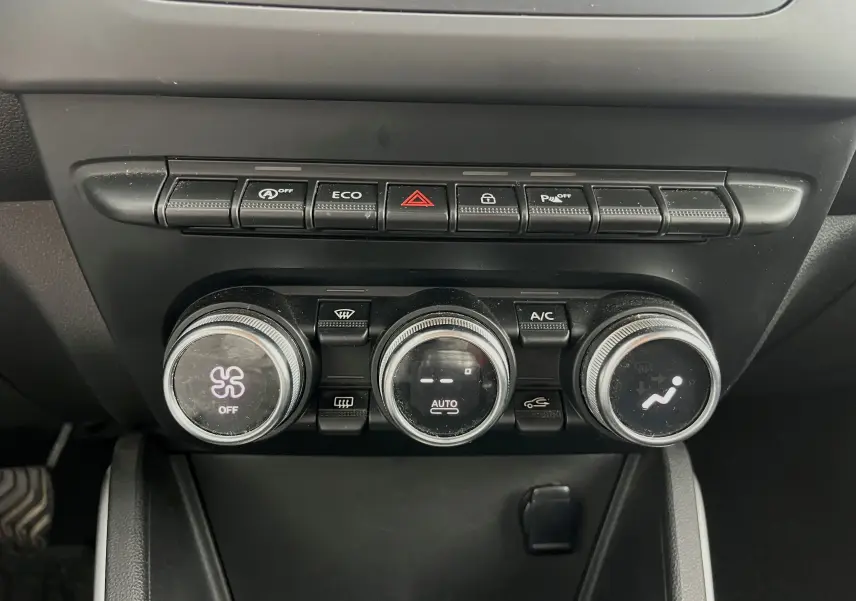 Panneau de commande de climatisation et boutons de fonction du tableau de bord du Dacia Duster 1.5 DCI 2018.