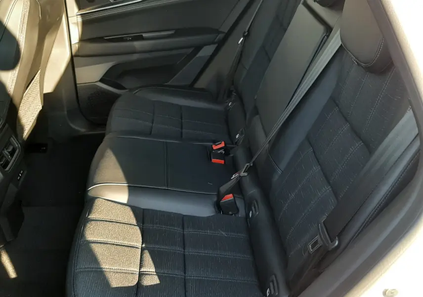 Vue intérieure côté droit des sièges arrière en tissu noir avec surpiqûres blanches du Renault Austral 2025 blanc nacré.