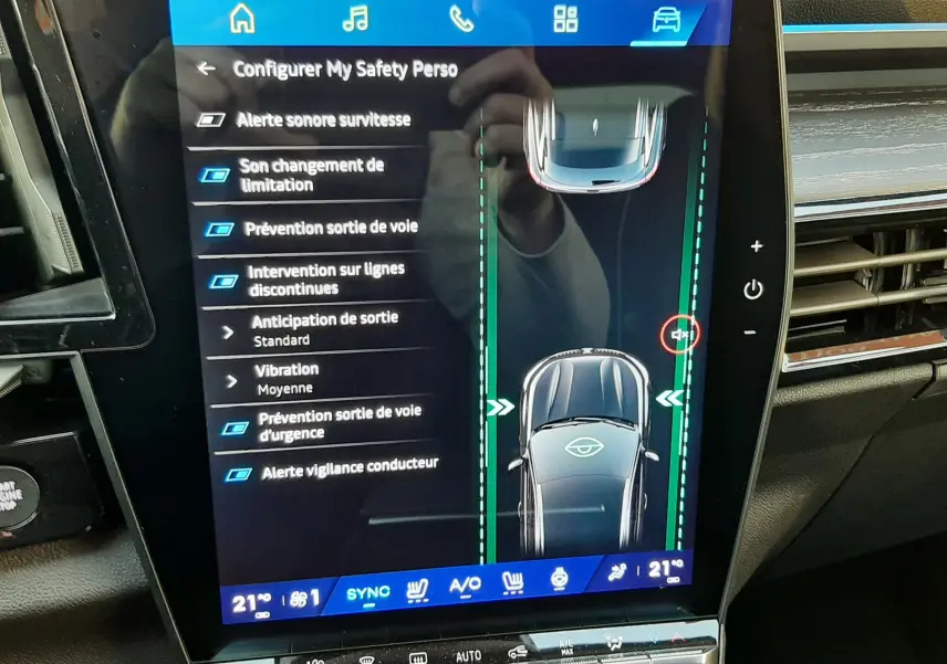 Écran tactile central du Renault Austral 2025 montrant les réglages d'aide à la conduite dans un intérieur noir.