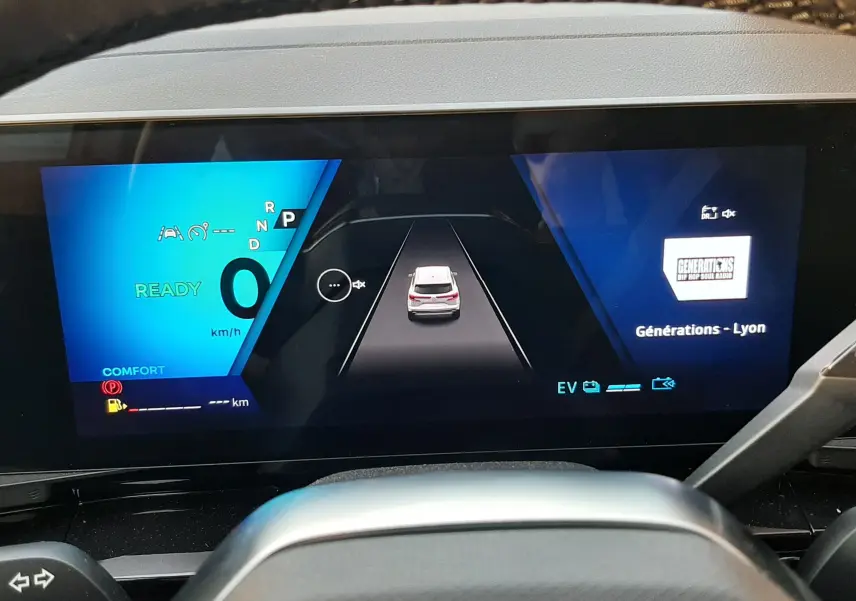 Tableau de bord numérique du Renault Austral E-Tech 2025 affichant la vitesse, mode confort et assistance à la conduite.