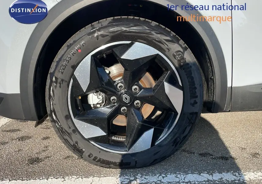 Gros plan sur la roue avant gauche du Renault Captur gris Rafale métal avec jante noire et argentée design étoile.