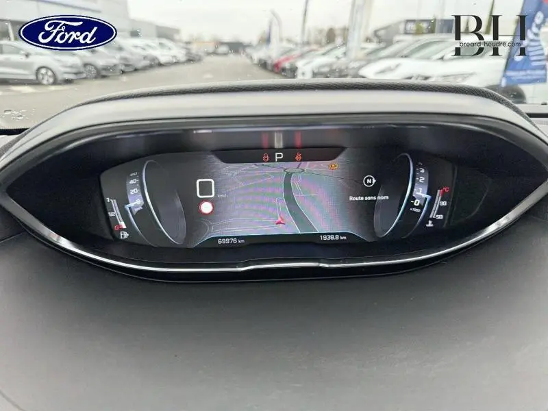 Tableau de bord numérique de Peugeot 5008 2020, affichage de navigation et compteurs, vue frontale rapprochée.