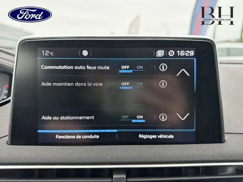 Écran tactile du tableau de bord du Peugeot 5008 2020 affichant les réglages d’aides à la conduite.