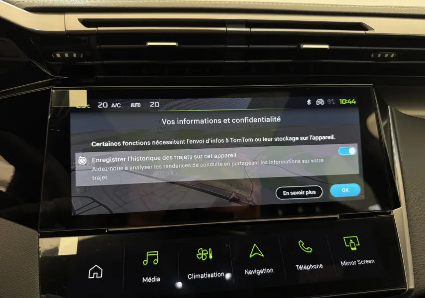 Écran tactile central de la Peugeot 308 Hybrid 136 e-DCS6 GT 2024 affichant les options de confidentialité et navigation.