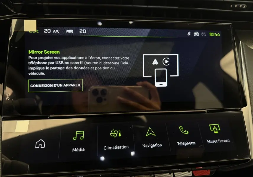 Écran tactile central de la Peugeot 308 Hybrid 136 e-DCS6 GT 2024 affichant l'interface Mirror Screen.