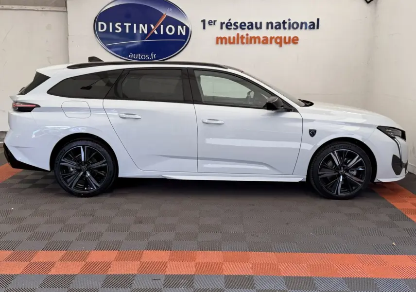 Peugeot 308 Hybrid 136 e-DCS6 GT blanc vue de profil côté gauche, jantes noires et toit ouvrant panoramique.