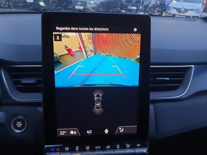 Vue intérieure du tableau de bord du Renault Captur 2025, écran tactile affichant la caméra de recul avec guidage couleur.