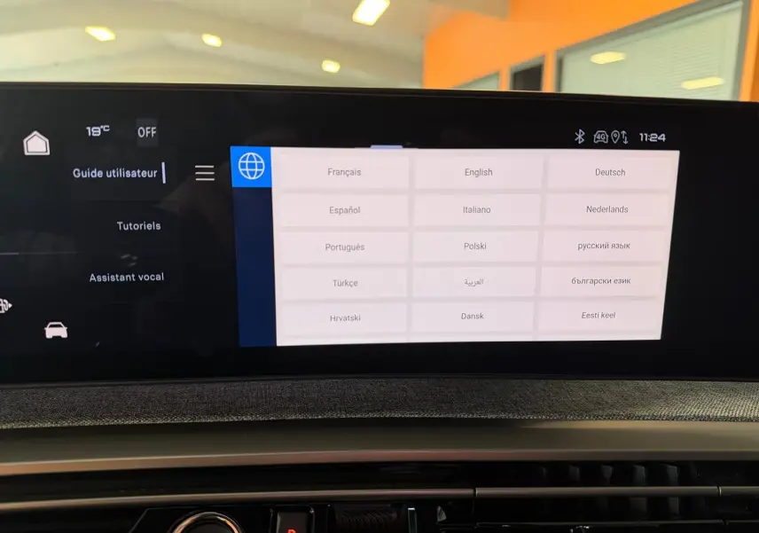 Écran tactile HD 21’’ du Peugeot 5008 Hybrid 145 GT affichant le menu de sélection des langues.