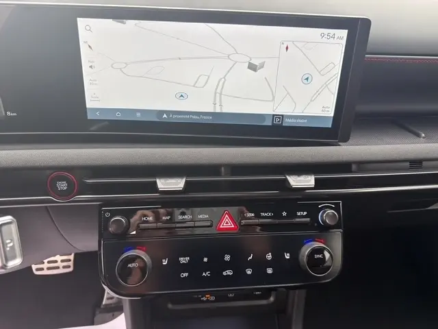 Vue rapprochée de la console centrale du Hyundai Tucson gris foncé 2026 avec écran tactile 12,3 pouces et commandes climatisation.