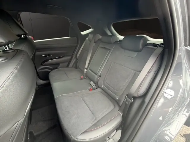 Vue intérieure côté droit des sièges arrière en cuir et alcantara gris foncé du Hyundai Tucson 1.6 Hybrid N Line 2026.