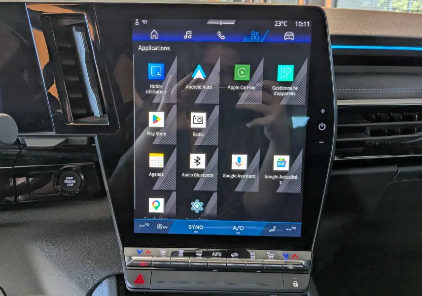Vue rapprochée de l’écran tactile central du Renault Espace VI noir étoile, affichant les applications multimédia.