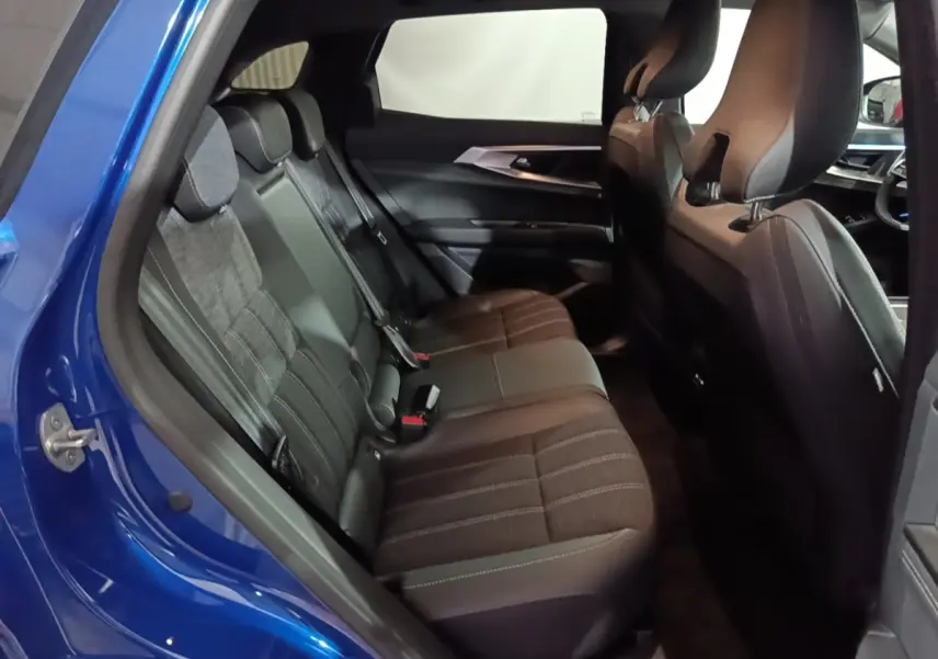 Vue intérieure côté gauche des sièges arrière en tissu noir du Renault Austral bleu 2024, avec détails des appuie-têtes.