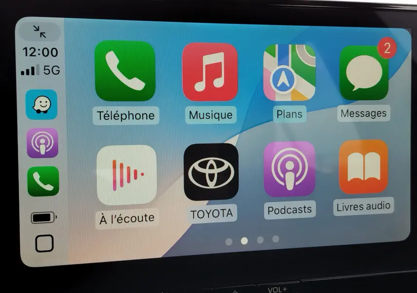 Écran tactile central de la Toyota Corolla Cross 2025 affichant Apple CarPlay avec icônes colorées et interface claire.