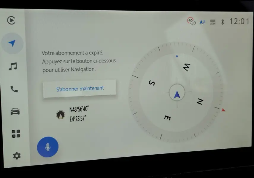 Écran tactile du système de navigation du Toyota Corolla Cross 1.8 Hybrid 140 en gris acier, affichant une boussole et un message d'abonnement expiré.
