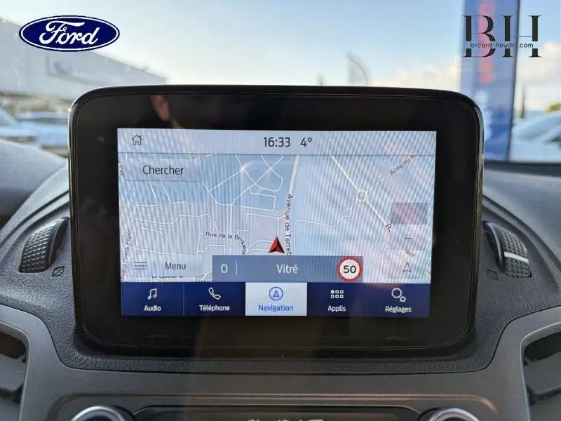 Écran tactile central du Ford Transit Connect 2022 affichant la navigation GPS en mode vitre, vue intérieure frontale.