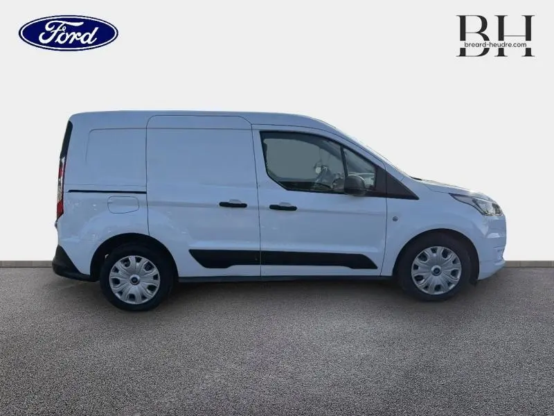 Vue latérale droite d'un Ford Transit Connect blanc glacier, avec portes coulissantes et protections noires sur la carrosserie.
