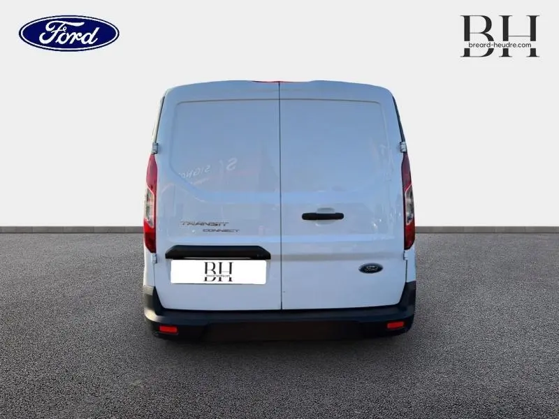 Vue arrière d'un Ford Transit Connect blanc glacier avec portes battantes et logo Ford visible.