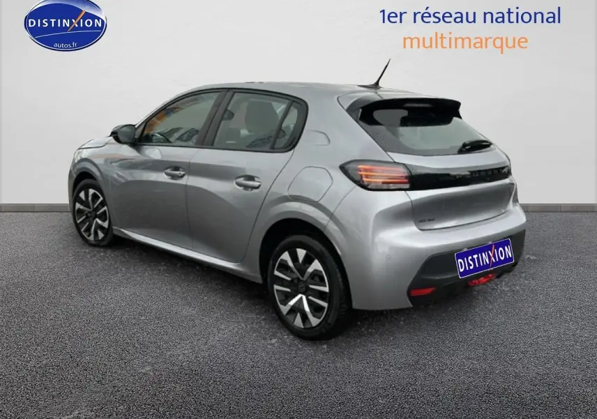 Vue 3/4 arrière droite d'une Peugeot 208 1.2 PureTech 100 Active gris Artense avec jantes alliage et feux LED.