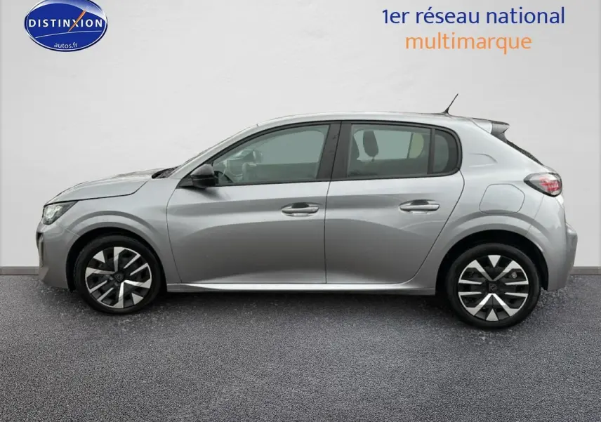 Profil côté gauche d'une Peugeot 208 2024 gris artense avec jantes alliage et vitres teintées.