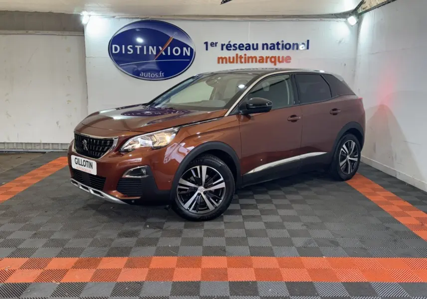 Peugeot 3008 orange vue 3/4 avant droit en intérieur, avec jantes alliage et calandre noire distinctive.