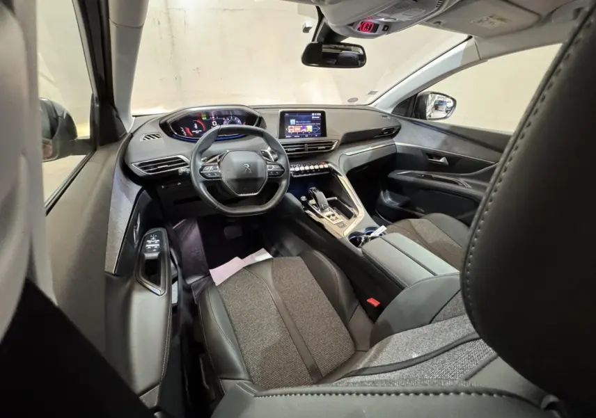 Vue intérieure avant droit du Peugeot 3008 PureTech 130 Allure 2020, tableau de bord moderne avec écran tactile et volant cuir.