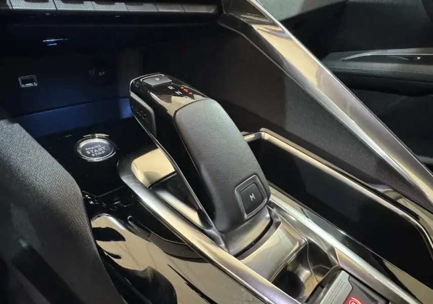 Gros plan sur la commande de boîte automatique noire et le bouton démarrage du Peugeot 3008 PureTech 130 Allure.