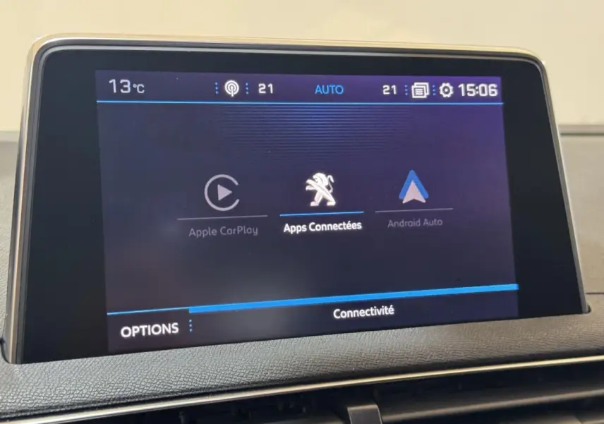 Écran tactile central affichant les options Apple CarPlay, Apps Connectées et Android Auto sur Peugeot 3008 2020.