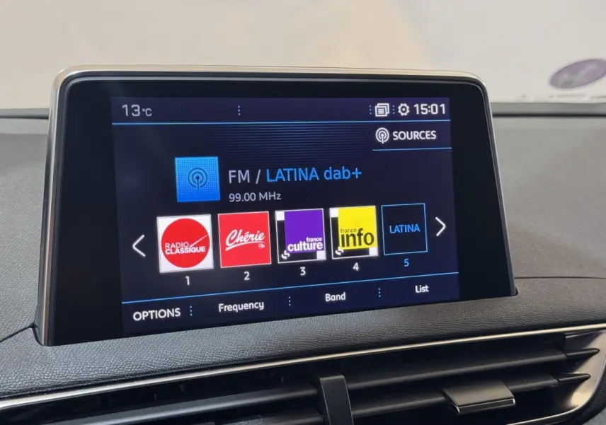 Écran tactile central affichant les radios FM dans l’habitacle d’un Peugeot 3008 2020, vue de face.