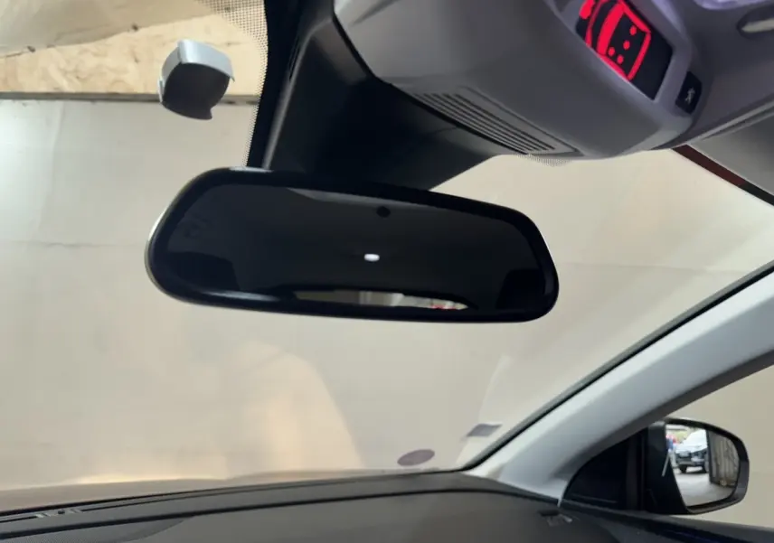 Vue intérieure du rétroviseur central et du tableau de bord côté droit du Peugeot 3008 orange 2020.