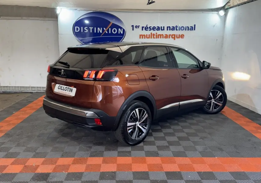 Peugeot 3008 orange vue 3/4 arrière droit, avec toit noir et feux arrière LED distinctifs.