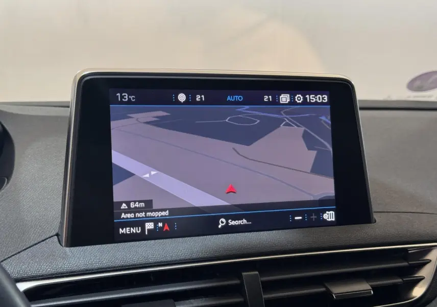 Écran tactile central affichant la navigation 3D dans l’habitacle du Peugeot 3008 PureTech 130 orange.