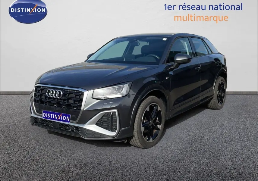 Audi Q2 30 TDI S-Line gris Manhattan métal, vue 3/4 avant droit avec jantes noires distinctives.