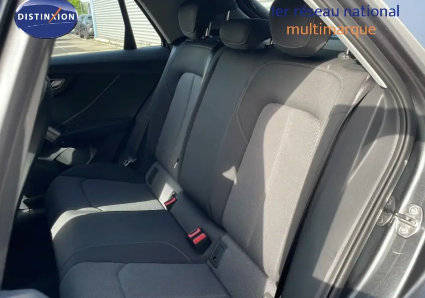 Vue intérieure côté droit montrant la banquette arrière en tissu gris d’un Audi Q2 30 TDI S-Line 2025.