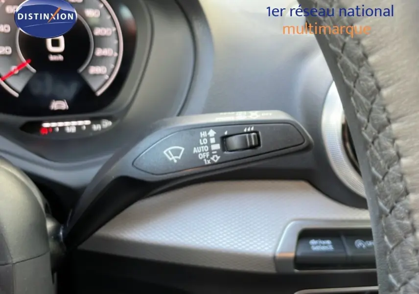 Détail du commodo d’essuie-glace côté gauche dans l’habitacle gris d’un Audi Q2 30 TDI S-Line 2025.