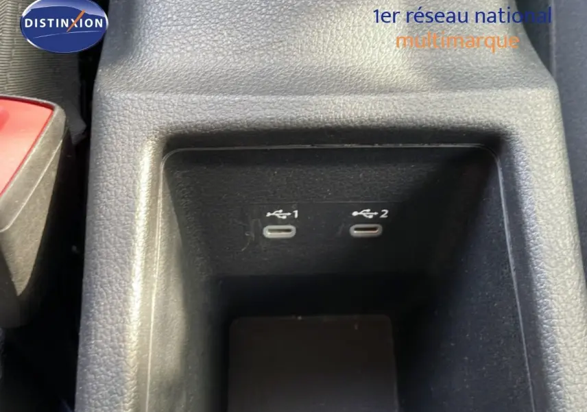 Gros plan sur la console centrale noire avec deux ports USB-C dans l'Audi Q2 gris Manhattan 2025.